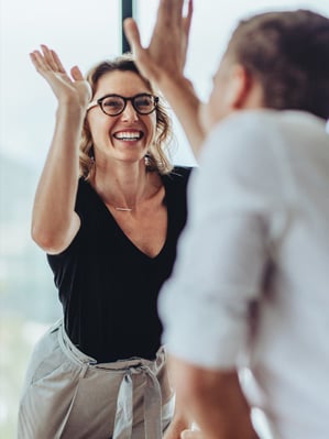 imagen promocional de talent solutions de manpowergroup, mujer chocando los cinco con un hombre