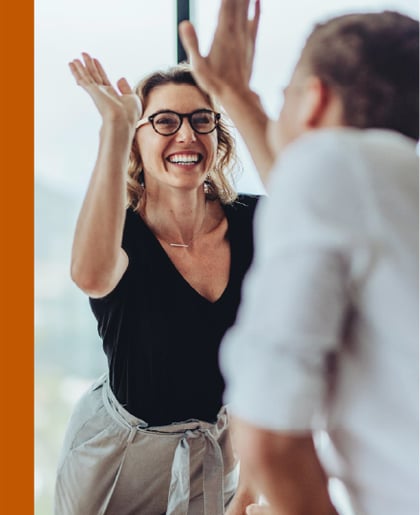 gestión de payroll en argentina: mujer adulta y hombre adulto chocando sus manos en señal de éxito gestión de payroll en argentina: mujer adulta y hombre adulto chocando sus manos en señal de éxito